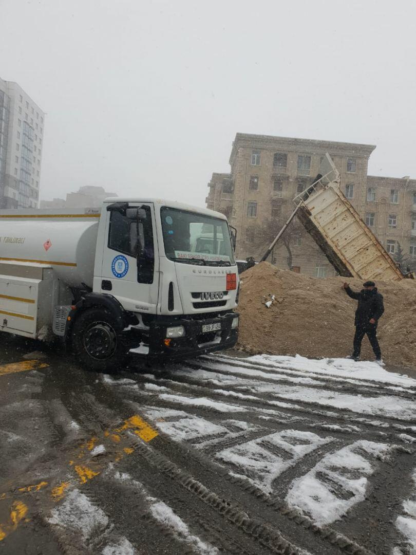 В Баку из-за непогоды затруднено автодвижение