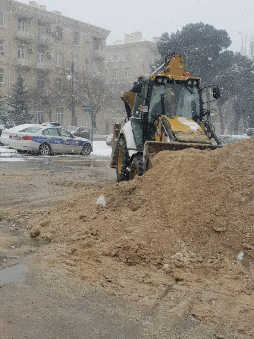В Баку из-за непогоды затруднено автодвижение