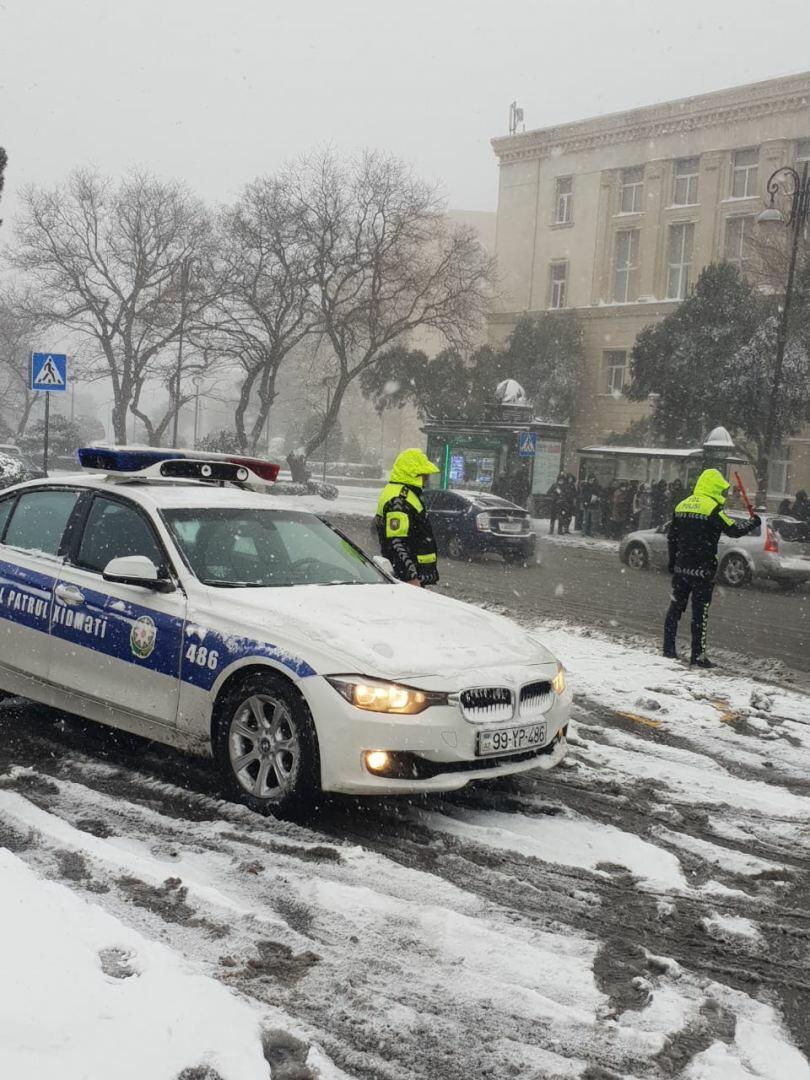 В Баку из-за непогоды затруднено автодвижение
