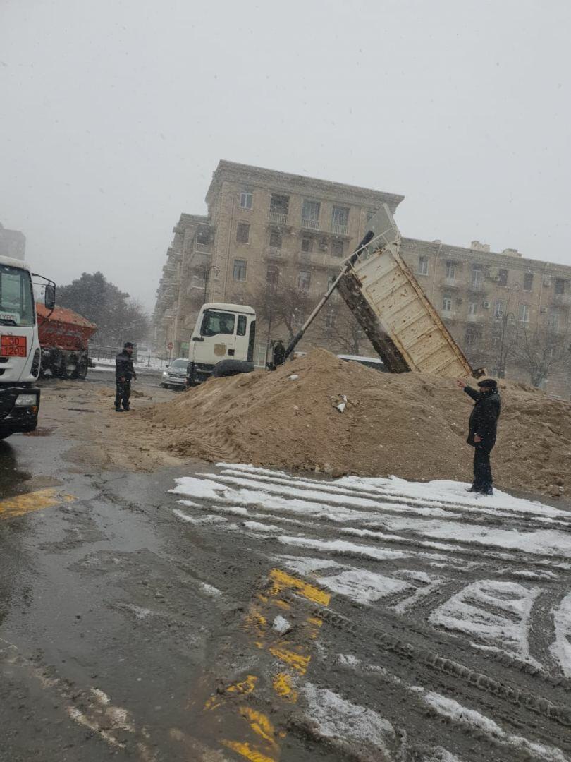 В Баку из-за непогоды затруднено автодвижение