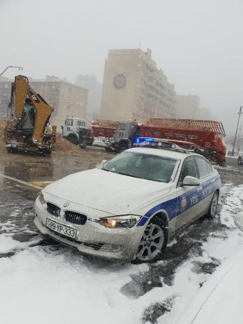 В Баку из-за непогоды затруднено автодвижение