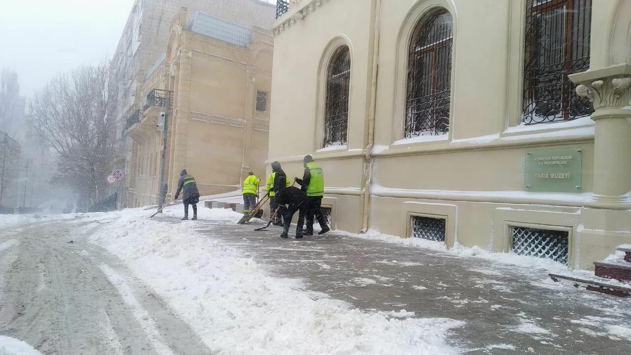 Коммунальщики с ночи расчищают дороги в Баку от снега
