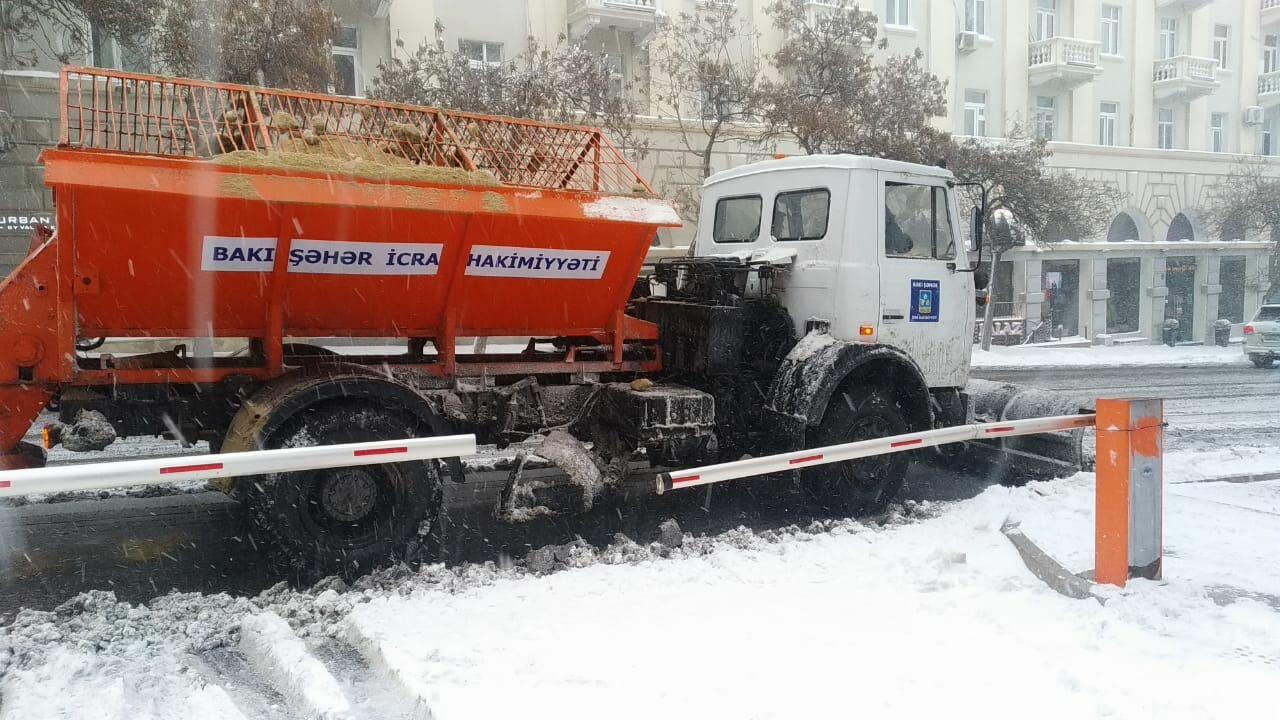 Коммунальщики с ночи расчищают дороги в Баку от снега
