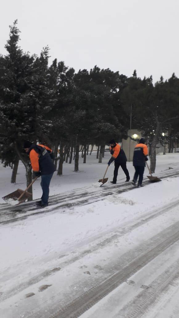 Коммунальщики с ночи расчищают дороги в Баку от снега
