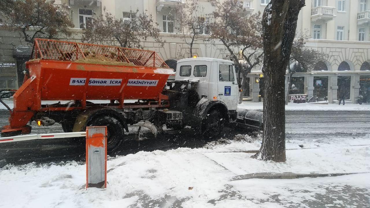 Коммунальщики с ночи расчищают дороги в Баку от снега