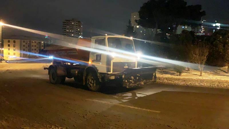 В Баку продолжают убирать снег