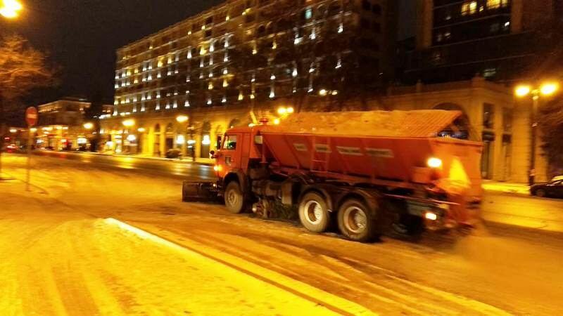 В Баку продолжают убирать снег
