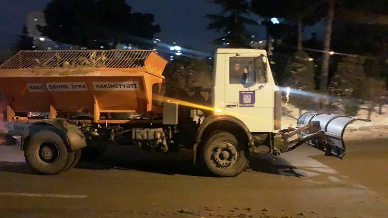 В Баку продолжают убирать снег