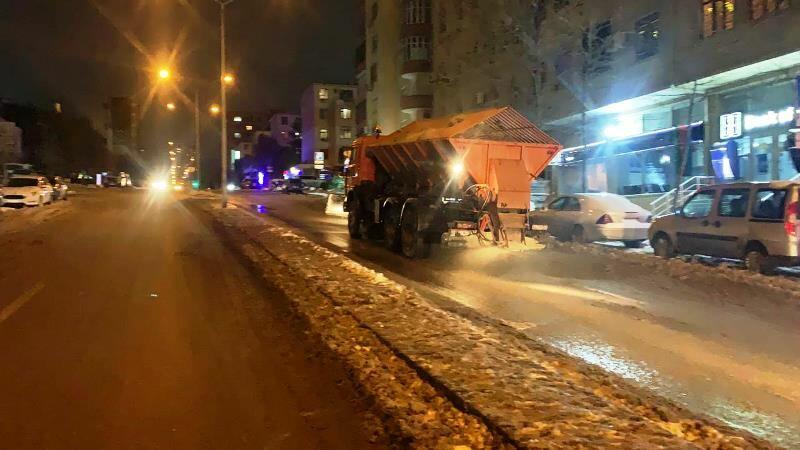 В Баку продолжают убирать снег