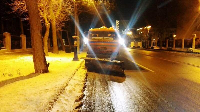 В Баку продолжают убирать снег
