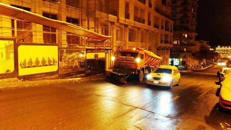 В Баку продолжают убирать снег
