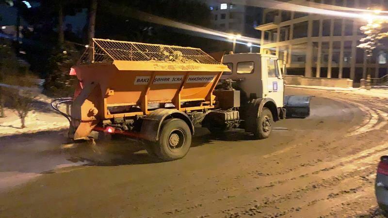 В Баку продолжают убирать снег