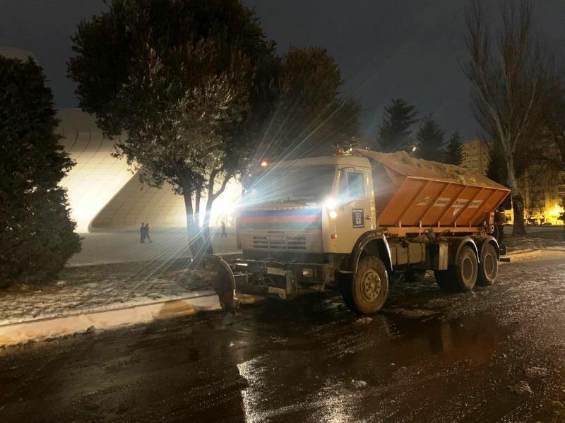 В Баку продолжают убирать снег