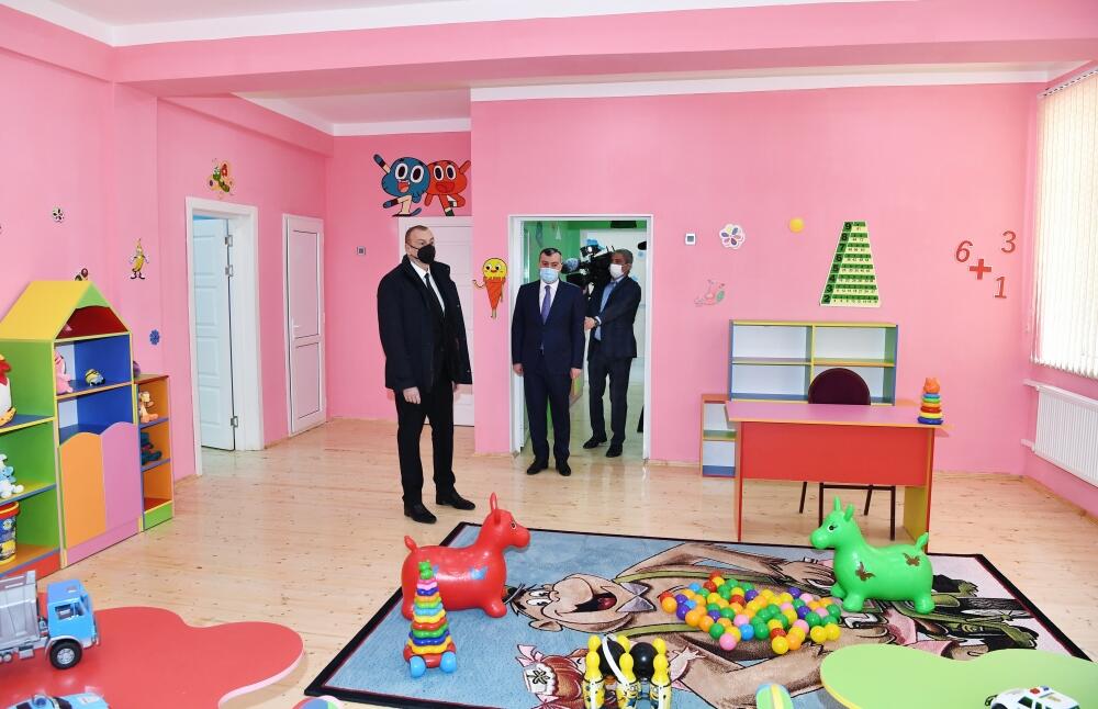 Президент Ильхам Алиев принял участие в церемонии предоставления квартир семьям шехидов и инвалидам войны в бакинском поселке Рамана