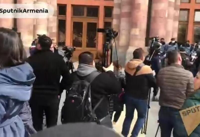 Протестующие собираются у дома правительства в Ереване