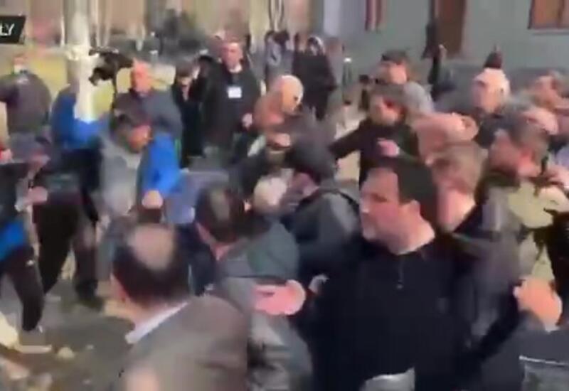 В Ереване начались стычки сторонников и противников Пашиняна