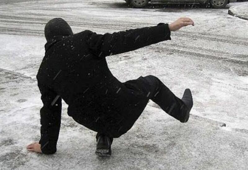 В Баку 71 человек получил травмы из-за снежной погоды