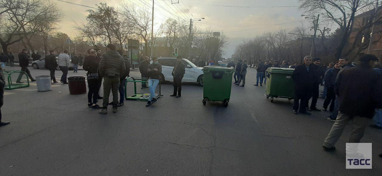 Пашинян заявил, что останавливает уличные акции и призывает оппозицию начать консультации