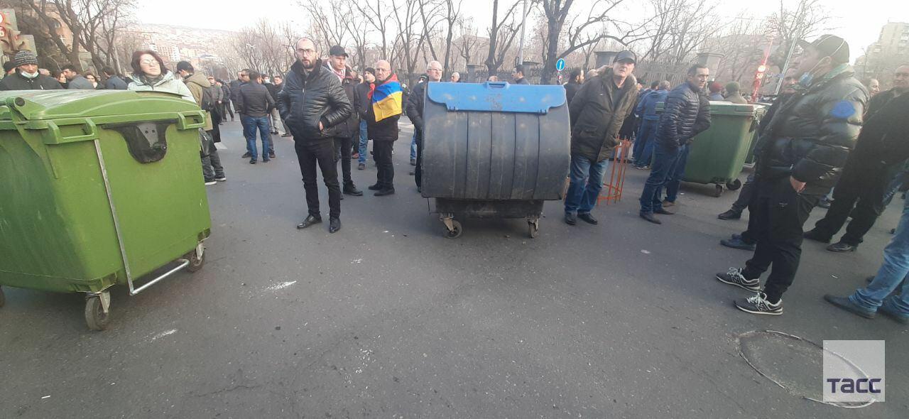 Пашинян заявил, что останавливает уличные акции и призывает оппозицию начать консультации