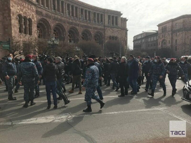 Пашинян заявил, что останавливает уличные акции и призывает оппозицию начать консультации