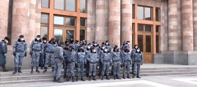 Протесты в Ереване, армия пошла против Пашиняна