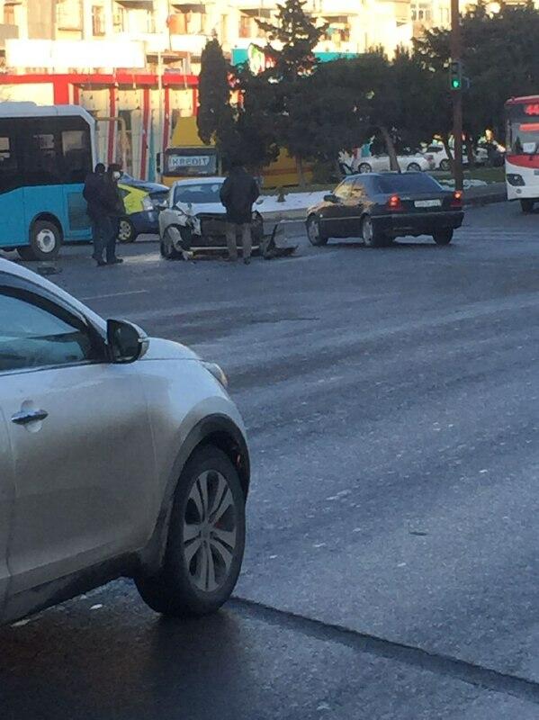 Bakıda yol qəzası tıxac yaradıb
