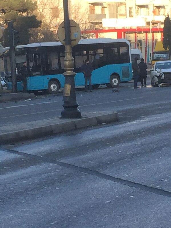Bakıda yol qəzası tıxac yaradıb