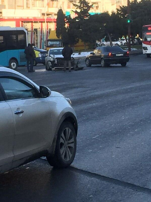 Bakıda yol qəzası tıxac yaradıb
