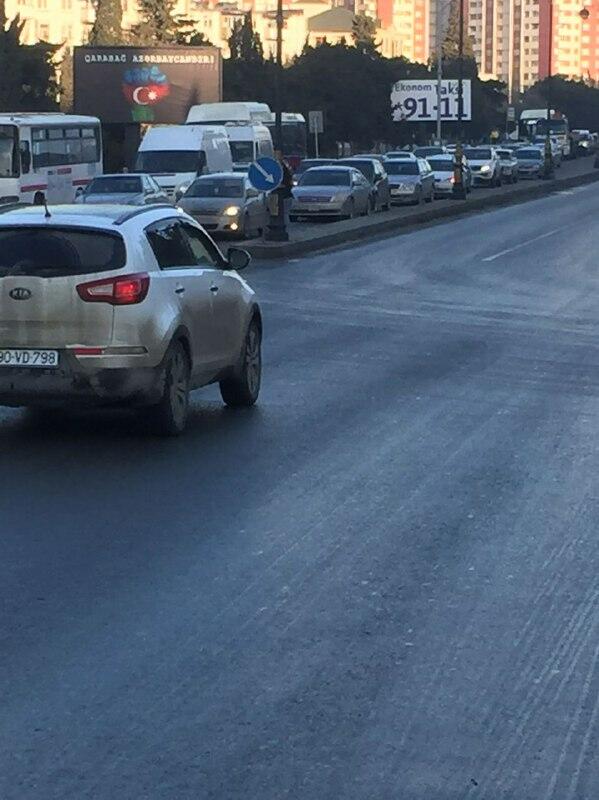 Bakıda yol qəzası tıxac yaradıb
