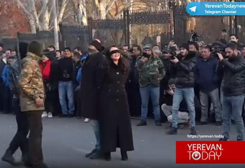 На митинге у парламента Армении "расстреляли Пашиняна и его жену"