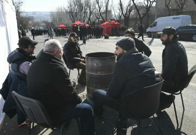 Оппозиционеры провели вторую ночь у парламента в Ереване
