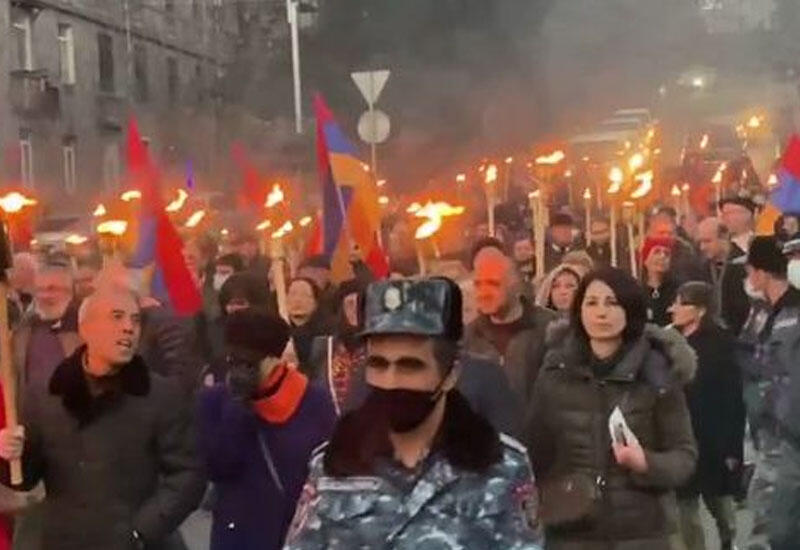 Радикальные армянские националисты устроили факельное шествие в центре Еревана