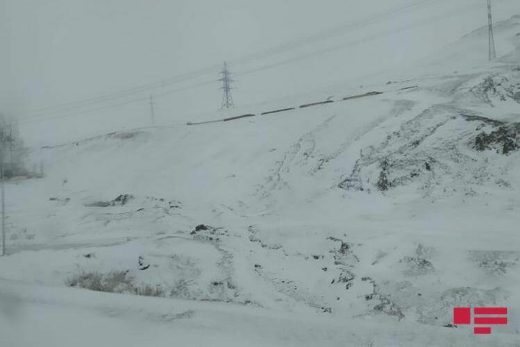 Снегопад в Гядабее затруднил движение транспорта