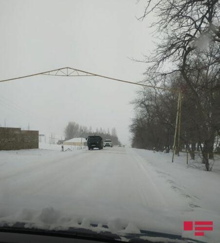 Снегопад в Гядабее затруднил движение транспорта
