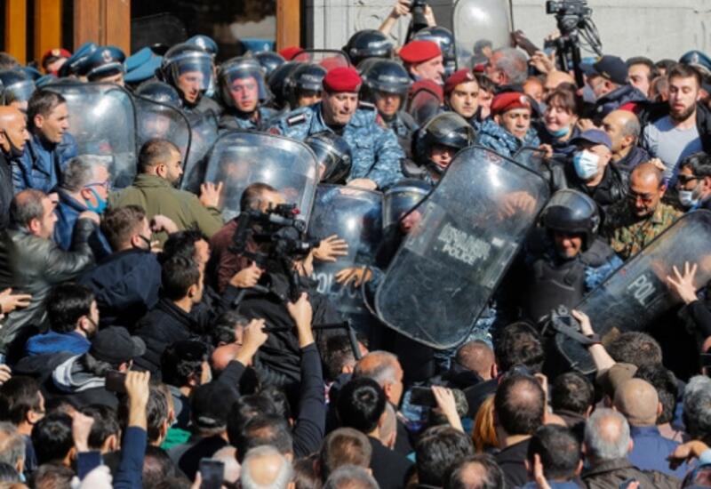 Оппозиционеры ворвались в правительственное здание в Ереване