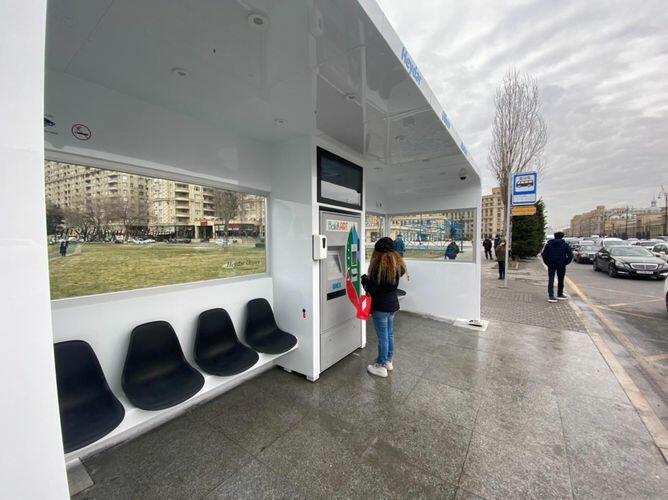 В Баку установлена первая био-смарт остановка