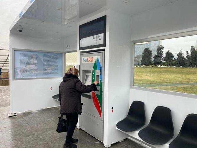 В Баку установлена первая био-смарт остановка