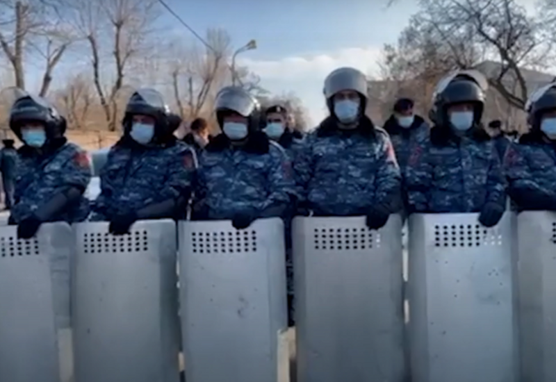Армянская оппозиция проводит акцию протеста перед зданием парламента
