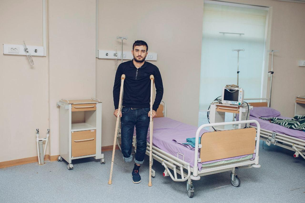 Фонд «YAŞAT» оплатил расходы на операции трем участникам войны и отцу шехида