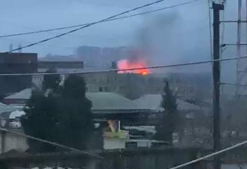 В Баку горит общежитие