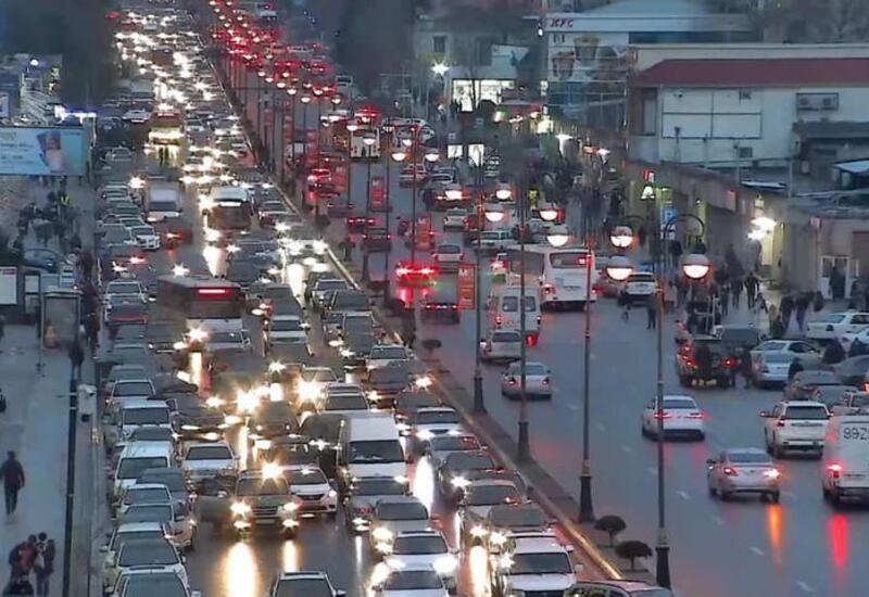 Огромные пробки на некоторых дорогах в Баку