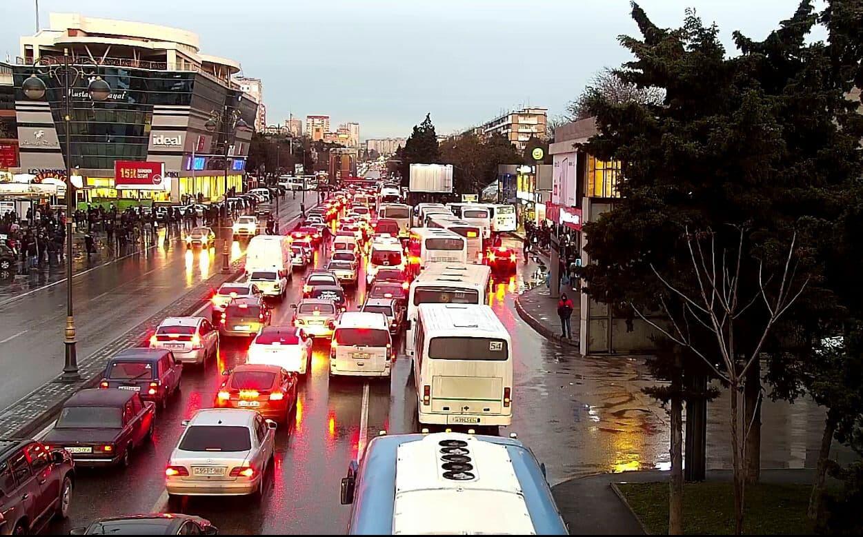 Огромные пробки на некоторых дорогах в Баку