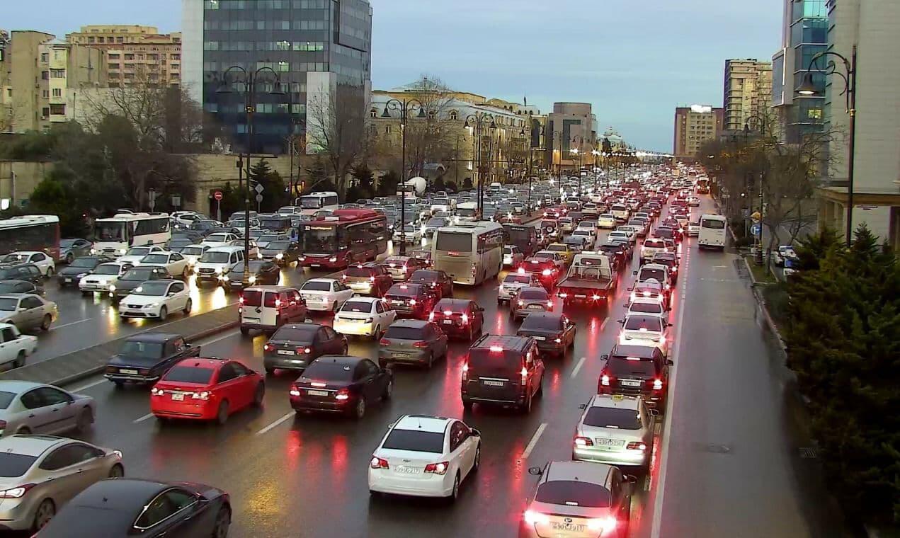 Огромные пробки на некоторых дорогах в Баку