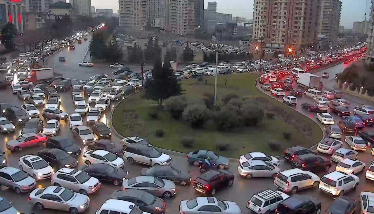 Огромные пробки на некоторых дорогах в Баку