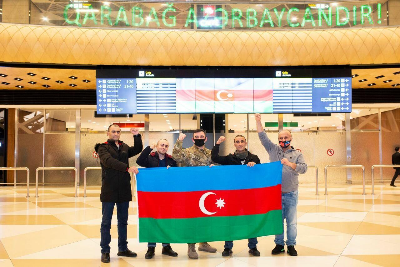 Четверо участников войны вернулись на родину после лечения в Турции