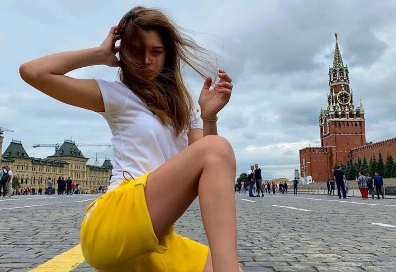 Rus gözəli "Instagram"ı "partlatmağa" davam edir