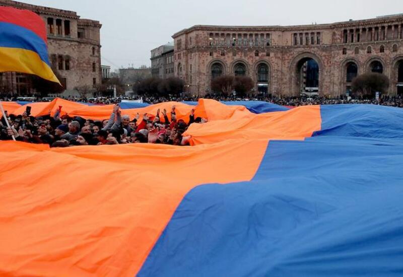 Участники оппозиционного митинга проводят шествие по улицам Еревана