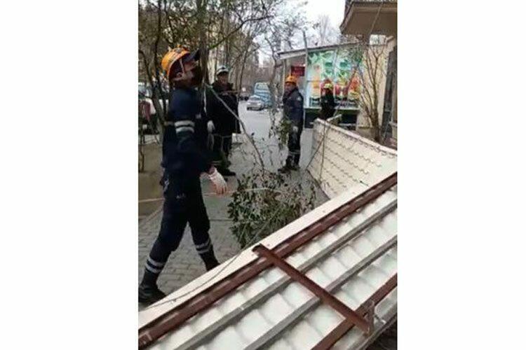 Подразделения МЧС устраняют последствия сильного ветра