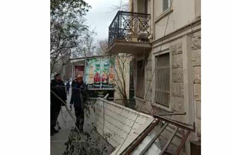 Подразделения МЧС устраняют последствия сильного ветра