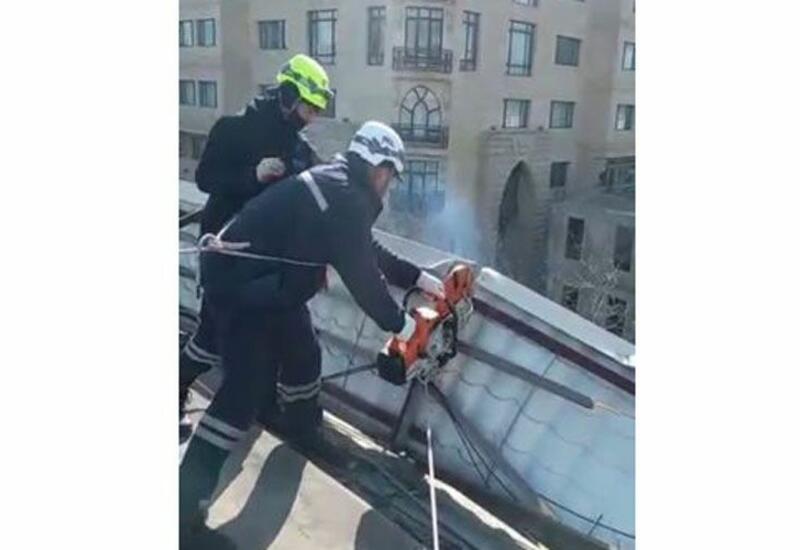 Подразделения МЧС устраняют последствия сильного ветра